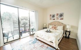 Luxury Apartment Uptown Wi-Fi Gym Pool Shops Food! Apt 228